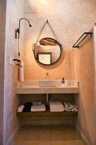 a bathroom with a sink and a mirror at Trilliza Amarilla in Campeche
