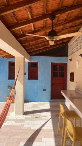 a room with blue walls and a wooden ceiling at Trilliza Amarilla in Campeche