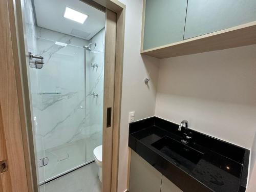 a bathroom with a glass shower and a toilet at Residencial Estanconfor com Vista Mar 2 AC e garagem in Santos