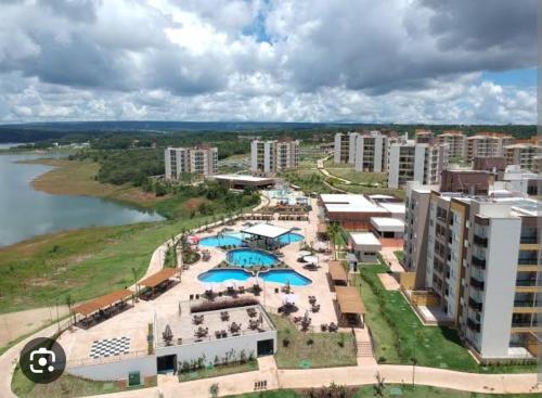 eine Luftansicht eines Resorts mit einem Wasserkörper in der Unterkunft Prive Praias do Lago Ecoresort in Caldas Novas