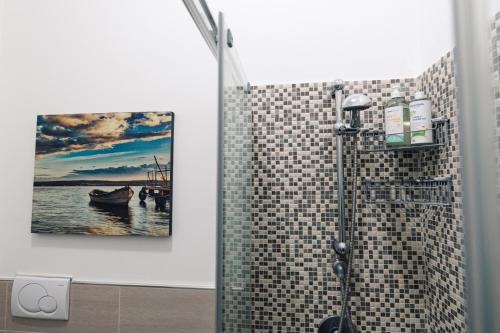 een badkamer met een douche en een schilderij aan de muur bij LE QUATTRO STAGIONI in Brindisi