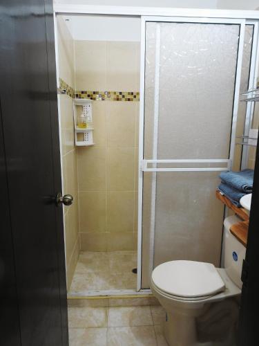 a bathroom with a shower and a toilet at Casa del Mango, une pause entre deux aventures in Santa Marta