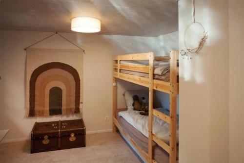 1 Schlafzimmer mit 2 Etagenbetten und einem Spielzimmer in der Unterkunft Modernes Bijou in 400-jährigem Haus in Eischoll