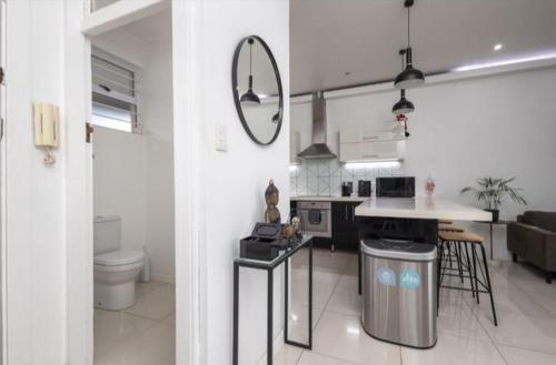 een keuken en een woonkamer met een tafel en een aanrecht bij The Views BNB in Durban