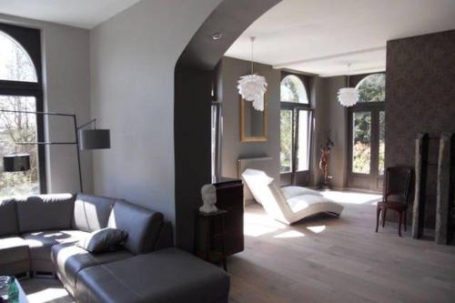 sala de estar con sofá y silla en Ferienhaus für 8 Personen ca 300 qm in Couvin, Wallonie Provinz Namur, en Couvin