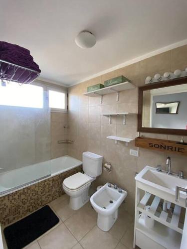 a bathroom with a toilet and a tub and a sink at depto in Buenos Aires