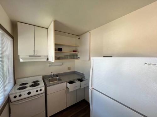 uma cozinha com um frigorífico branco e um lavatório em Liberty Valley Short Term Rental - 29 em Madison