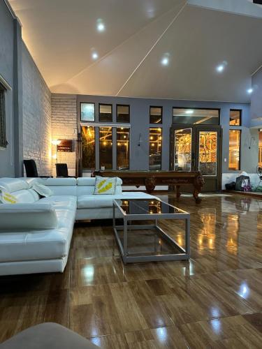 La casa de luz في كونسيبسيون دي أتاكو: غرفة معيشة مع أريكة بيضاء وطاولة