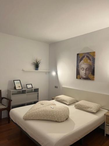 una camera da letto con un letto con una testa sul muro di Adele apartment Costa Adeje ad Adeje