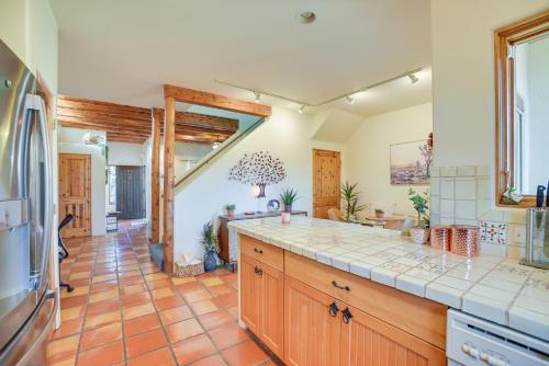 Η κουζίνα ή μικρή κουζίνα στο Bright Santa Fe Condo about Half-Mi to Meow Wolf!