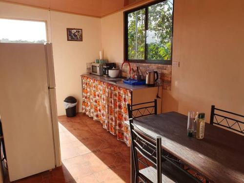 Η κουζίνα ή μικρή κουζίνα στο Pocho's Place Rio Celeste