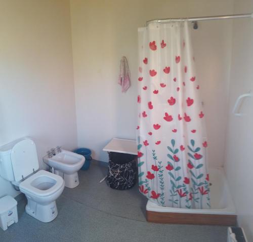 uma casa de banho com um WC e uma cortina de chuveiro em La Pancora del Futa em Los Cipreses