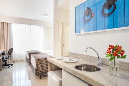 Köök või kööginurk majutusasutuses Ramada Hotel & Suites Campos Pelinca