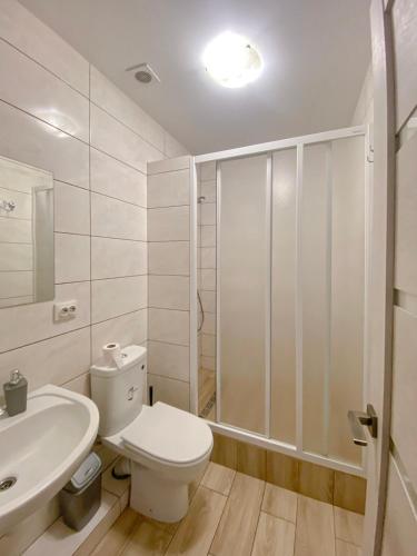 Bilik mandi di Апартаменты