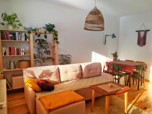 uma sala de estar com um sofá e uma mesa em Apartament Borówka em Jedlina-Zdrój