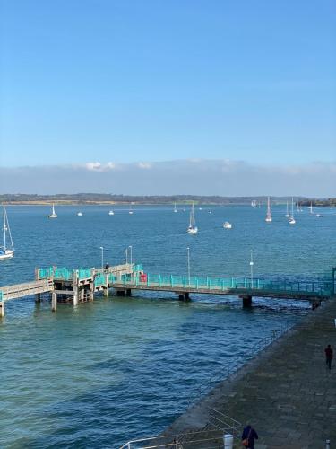 eine Anlegestelle mitten im Wasser mit Booten in der Unterkunft Doc Fictoria in Caernarfon