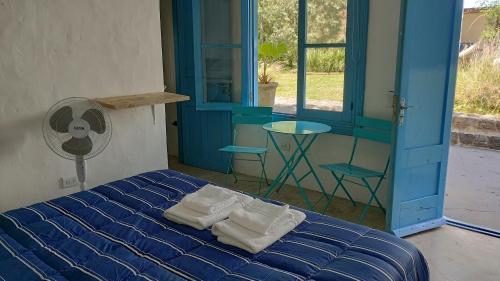 Tempat tidur dalam kamar di Habitación payesa en el bosque, La Barra