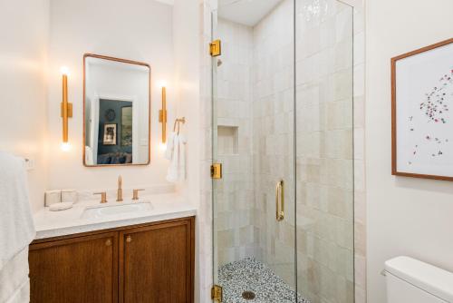 Independence Square 205, Stylish Hotel Room with AC, Great Location in Aspen photo 3
