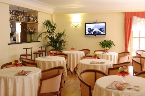 Televisyen dan/atau pusat hiburan di Hotel Castel Gandolfo