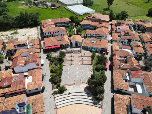 una vista aérea de un grupo de casas con techos en Casa Mostaza Pueblito Boyacense, en Duitama