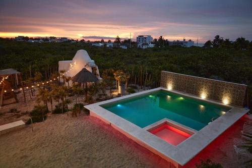 - une piscine au milieu d'un complexe dans l'établissement Villa Los Nonos, à Mérida