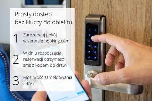 una persona desbloqueando una puerta con un billete en Apartament Sienkiewicza, en Starachowice