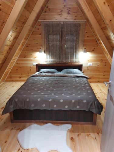 een slaapkamer met een bed op zolder bij Snowflake in Žabljak