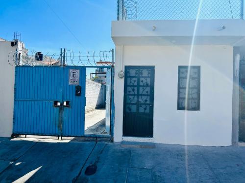 een blauwe deur aan de zijkant van een gebouw bij Casa Ranitas in Tepic