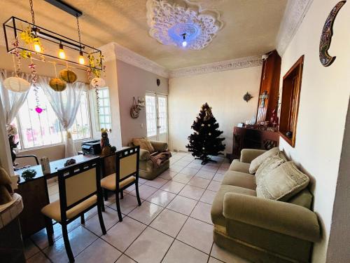 een woonkamer met een kerstboom in de hoek bij Casa Ranitas in Tepic