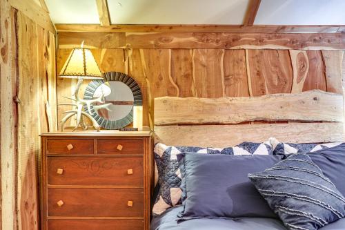 een slaapkamer met een bed, een dressoir en een spiegel bij Glenvil Cabin with Gas Grill Steps to Dock and Pond! 