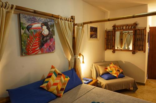 Katigiorgis Bungalow Villa & SPA في Agios Georgios: غرفة نوم بسرير واريكة وكرسي