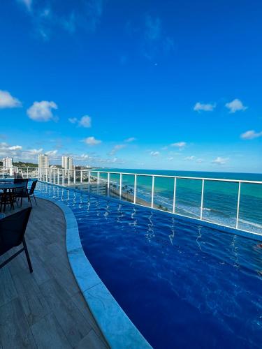 uma piscina com vista para o oceano em Apartamento em Maceió - RN Studio 805 em Maceió