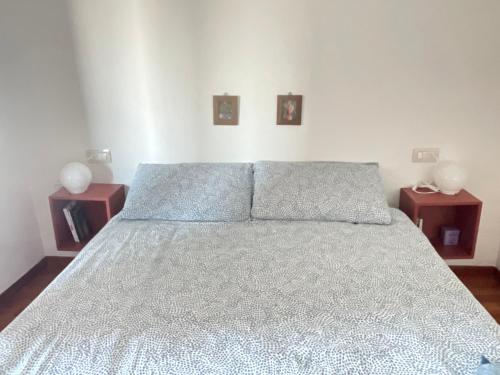 una camera con un letto con due comodini di Casa Calma a Quarrata