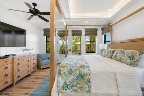 een slaapkamer met een groot bed en een plafondventilator bij Luxury 5 Bed Home with Pool and Spa- Alekona Kauai in Koloa