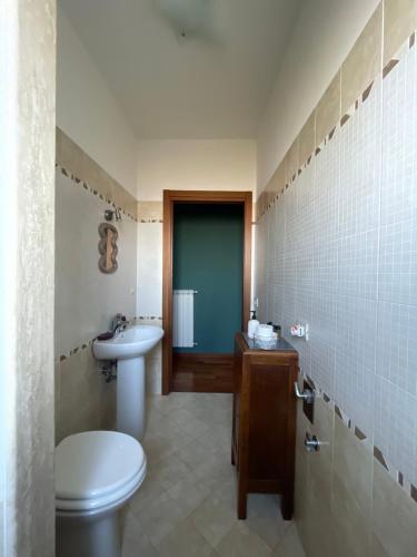 un bagno con un water e un lavandino di Casa Calma a Quarrata