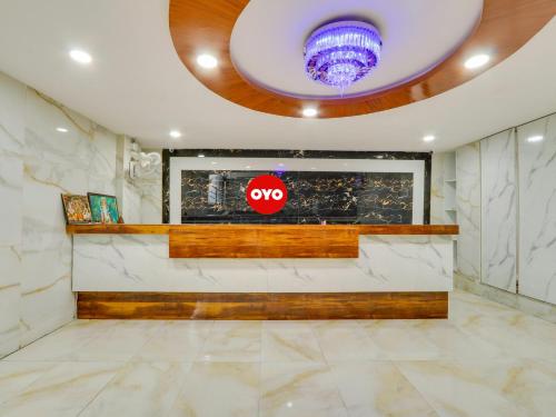 een lobby met een stopbord in een plafond bij OYO Hotel Apoorva in Shamshabad