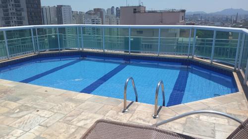 a swimming pool on the roof of a building at Apto aconchegante - em frente Allianz Parque com estacionamento in São Paulo