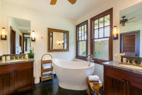 ein großes Bad mit einer großen Badewanne und 2 Waschbecken in der Unterkunft Charming Coastal Cottage in Kukuiula- Alekona Kauai in Koloa