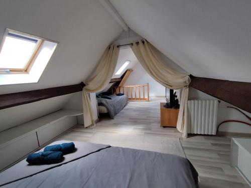 une chambre avec un lit avec deux oreillers bleus dessus dans l'établissement A la découverte du cotentin, à Cherbourg en Cotentin