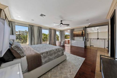 um quarto com uma cama e uma grande janela em Tropical Waterfront 7 Bedroom House in Seven Isles em Fort Lauderdale