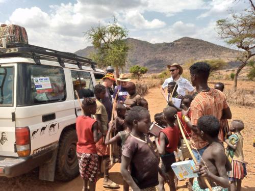 grupa dzieci stojących obok pojazdu w obiekcie King Dawit Ethiopia Tours & Travel w Addis Abebie