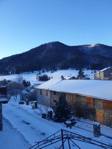 Comus的住宿－盧斯塔拉安妮塔客房旅館，山屋,屋顶上积雪