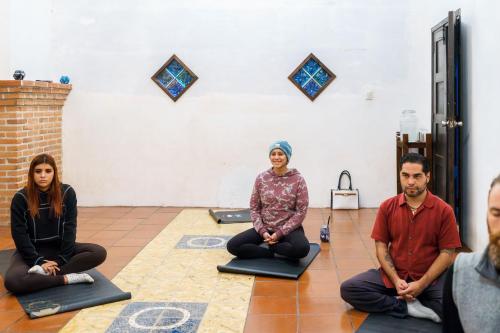 un grupo de personas sentadas en una clase de yoga en Vihara - Spa, Yoga, Wellness & Events en Antigua Guatemala