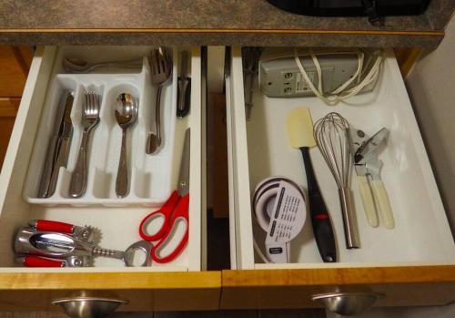 uma gaveta cheia de utensílios numa cozinha em Cozy apartment in the heart of Panorama em Panorama