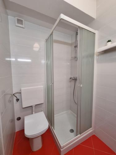 Ένα μπάνιο στο Gina Seaview