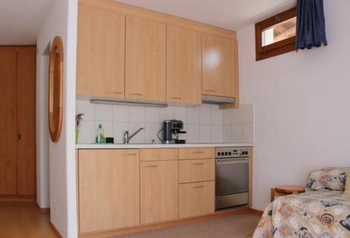 ツェエリーナにあるChardun - b48488の小さなキッチン(木製キャビネット、シンク付)