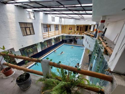 an overhead view of a swimming pool in a building at Hostal y Complejo Turístico La Rueda in Guaranda