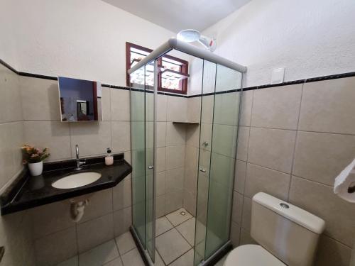 baño con aseo y lavabo y ventana en Praia dos Carneiros casa com 4 quartos, en Tamandaré