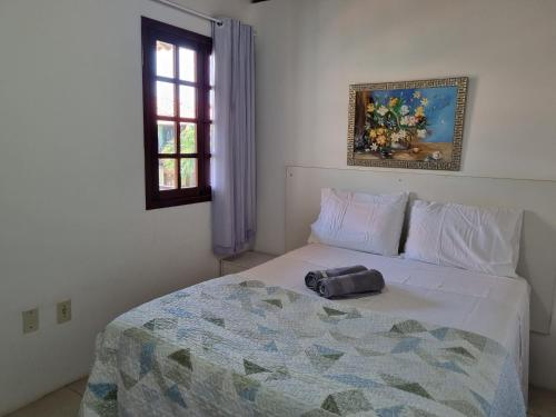 Un dormitorio con una cama con una bolsa. en Praia dos Carneiros casa com 4 quartos, en Tamandaré