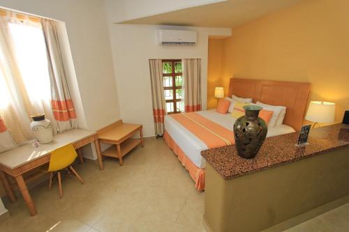 Ein Bett oder Betten in einem Zimmer der Unterkunft Binniguenda Huatulco & Beach Club